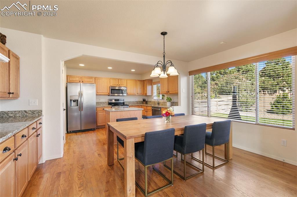 Image 14 of 44: Dining Area