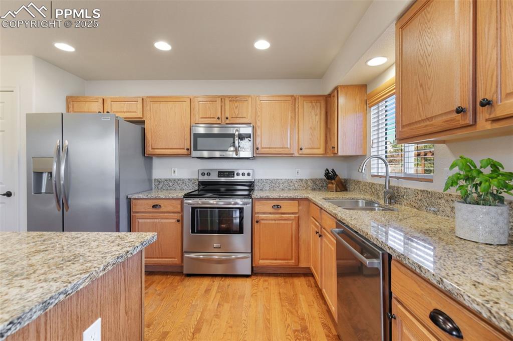 Image 17 of 44: Kitchen