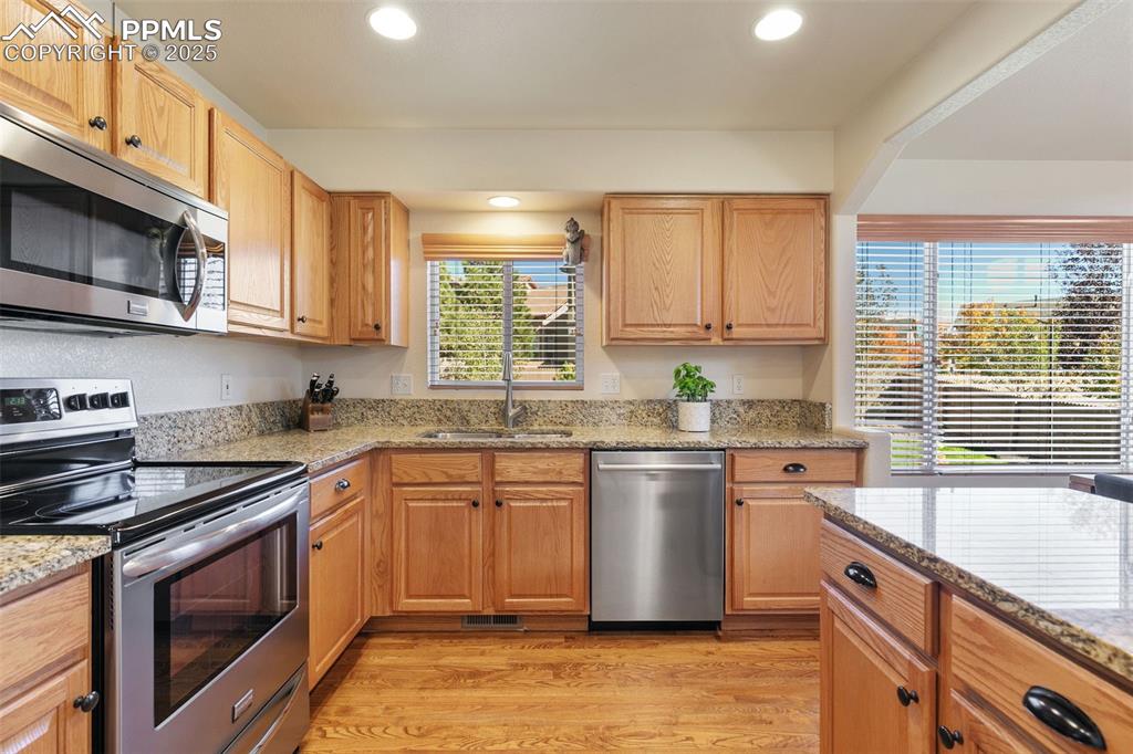 Image 20 of 44: Kitchen