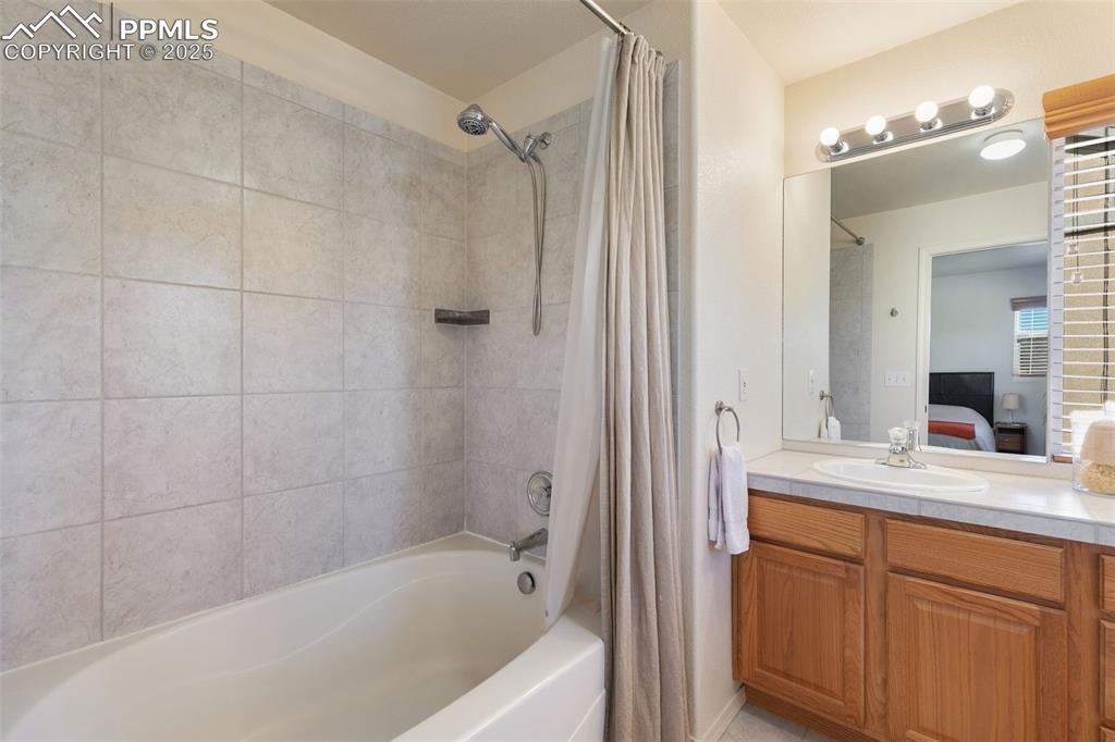 Image 28 of 44: Bathroom