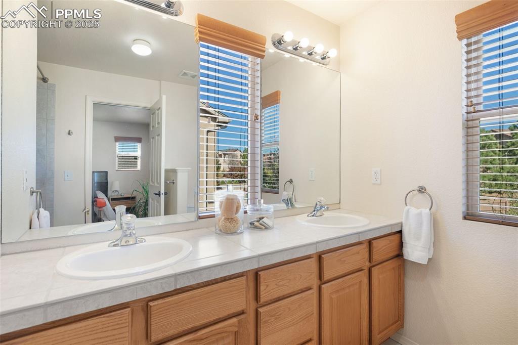 Image 29 of 44: Bathroom