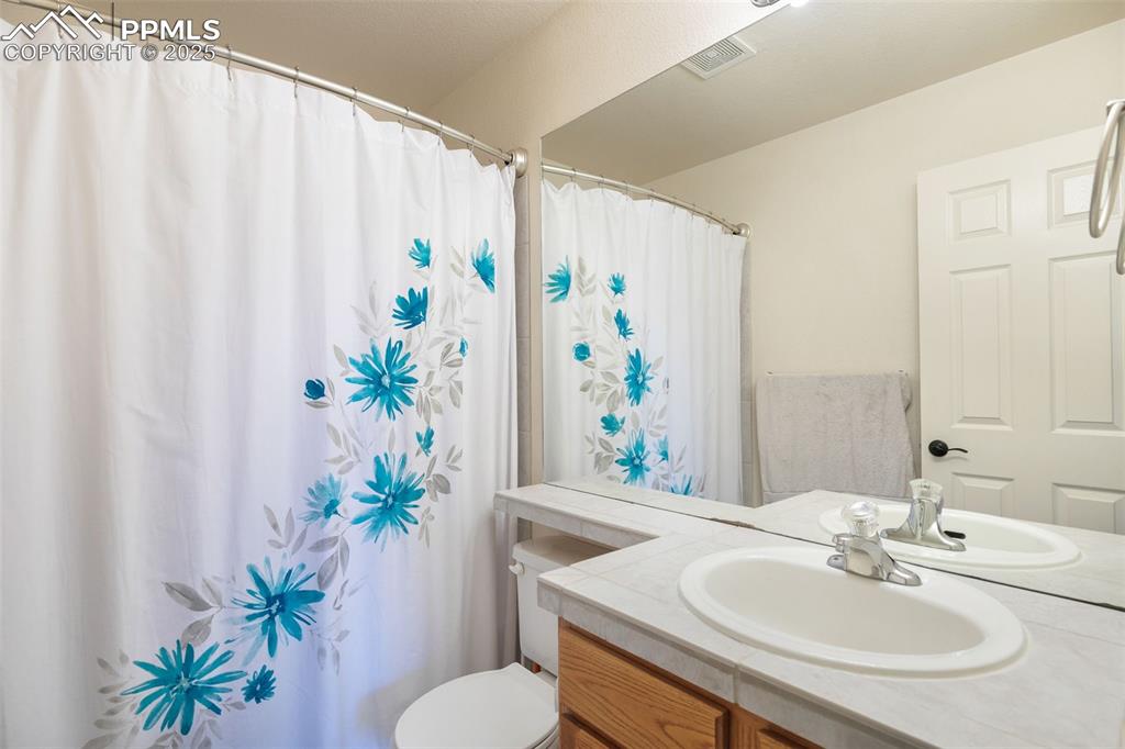 Image 31 of 44: Bathroom