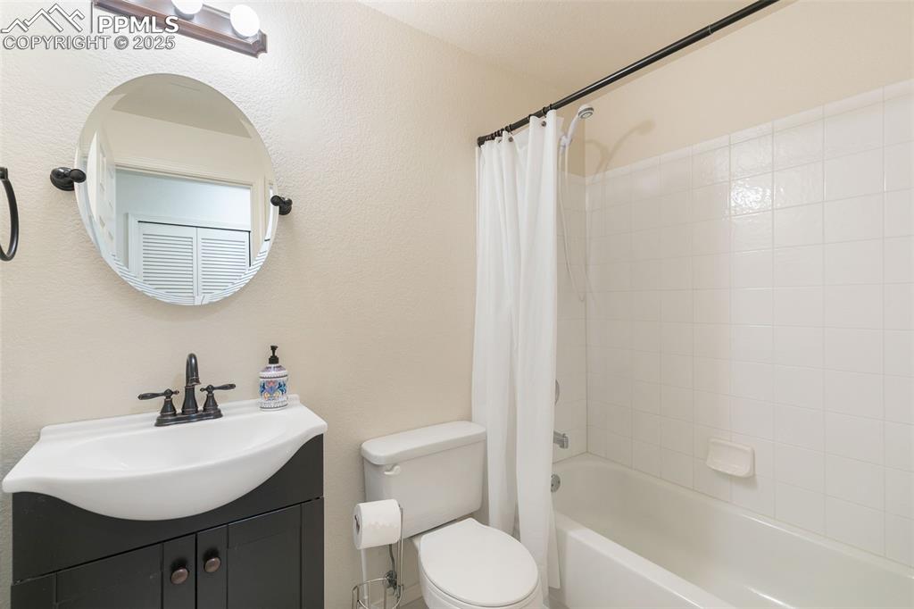 Image 36 of 44: Bathroom