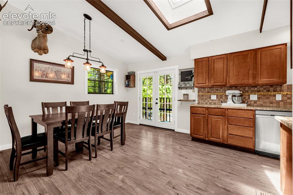 Image 13 of 45: Dining Area