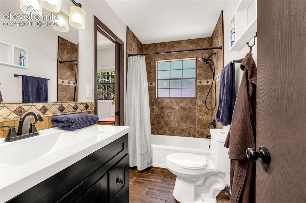 Image 18 of 45: Bathroom