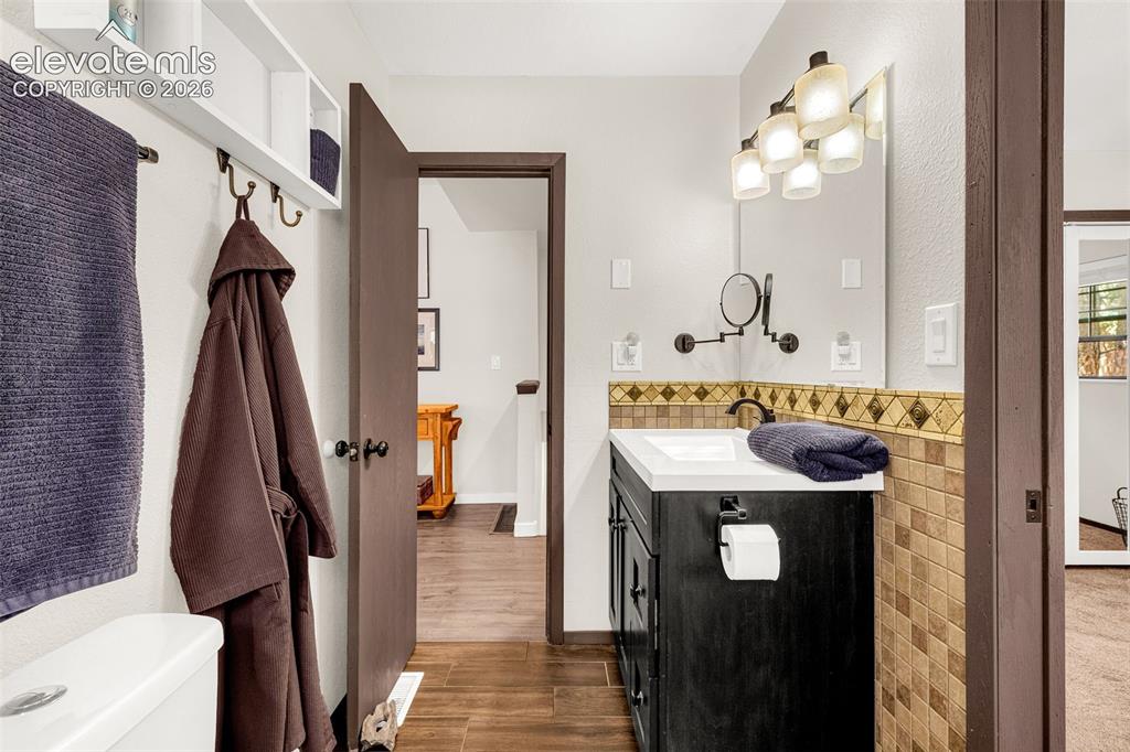 Image 19 of 45: Bathroom