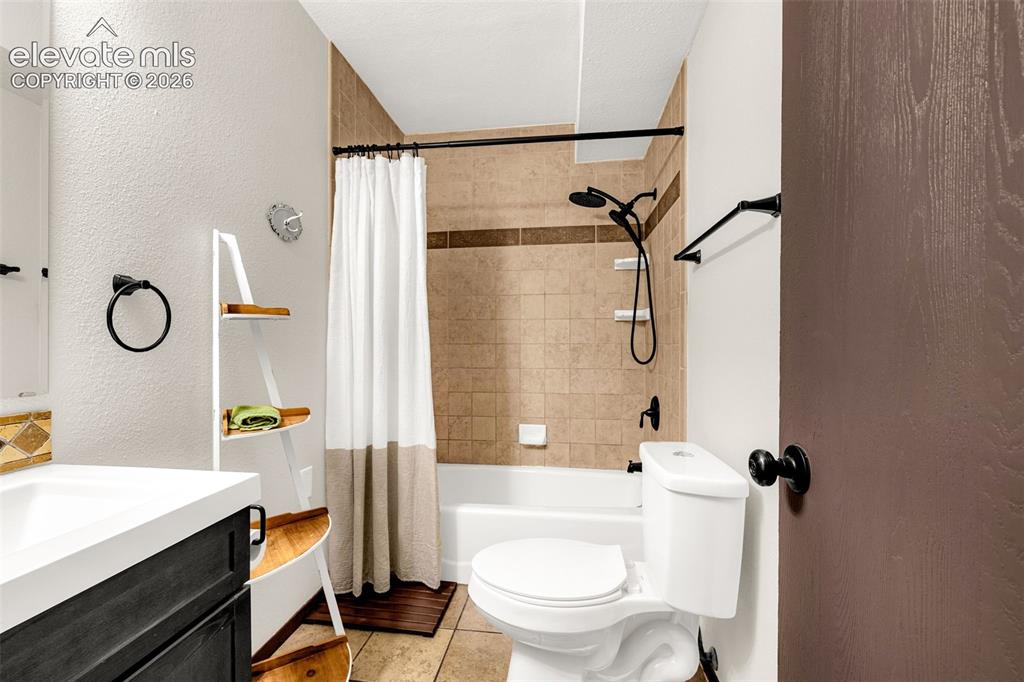 Image 22 of 45: Bathroom