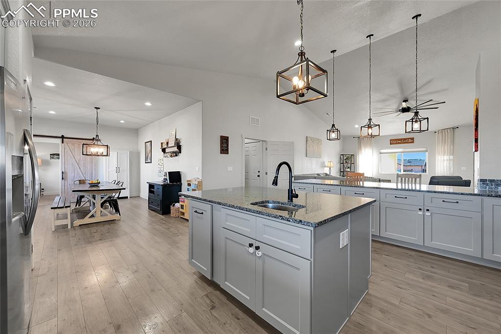 Image 15 of 45: Kitchen