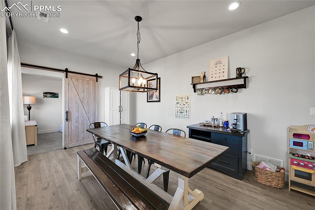 Image 16 of 45: Dining Area