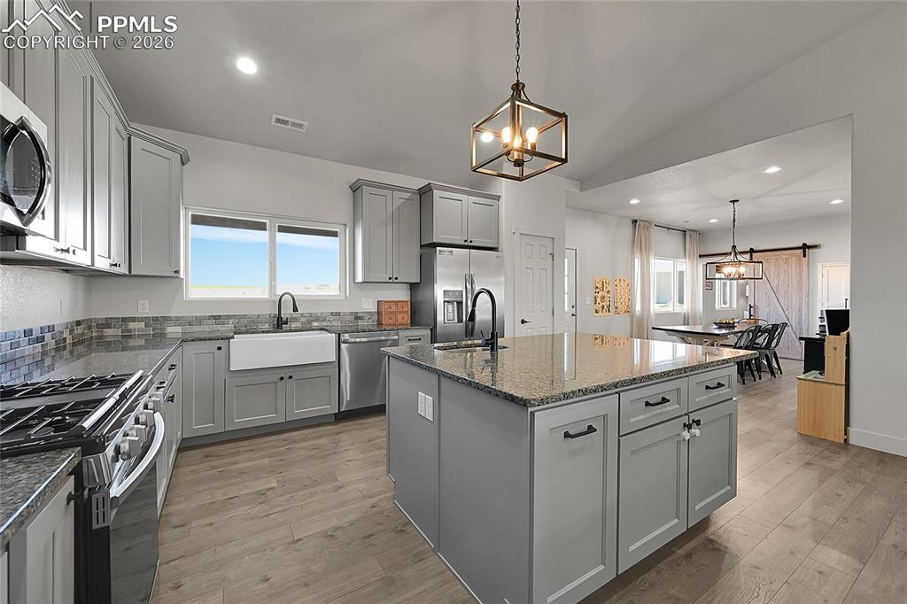 Image 20 of 45: Kitchen