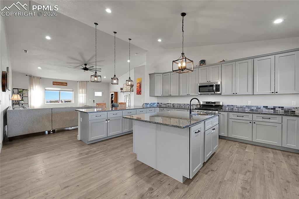 Image 21 of 45: Kitchen