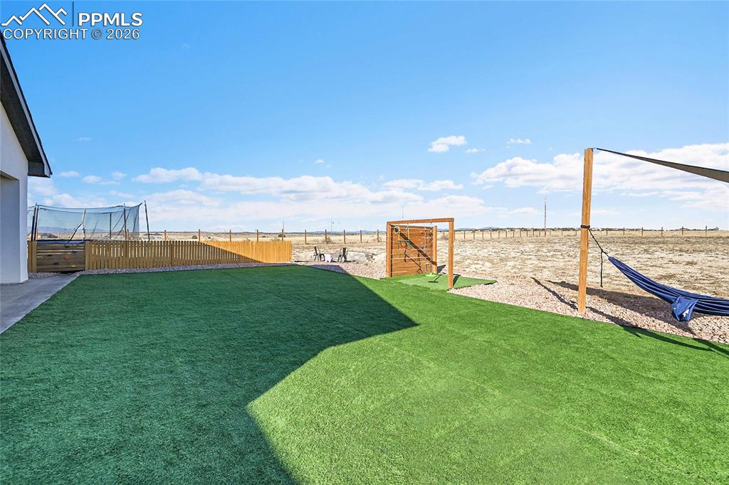 Image 24 of 45: Yard