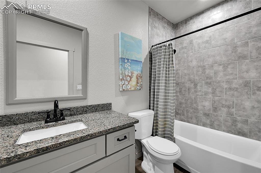 Image 33 of 45: Bathroom