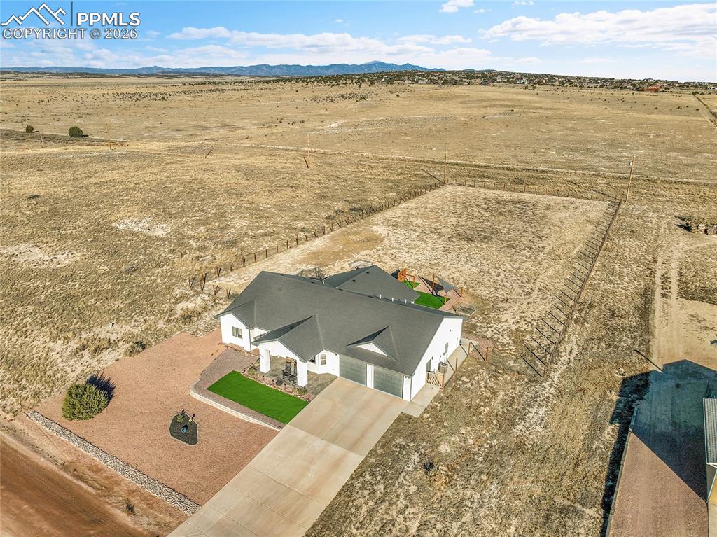 Image 42 of 45: Living Room