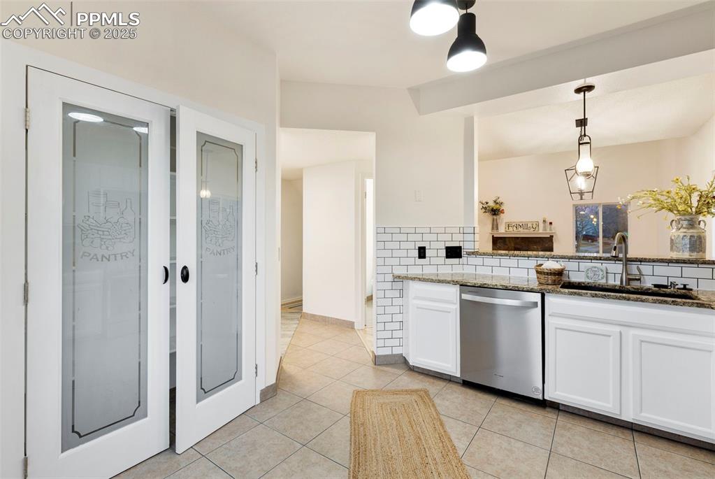 Image 12 of 39: Kitchen