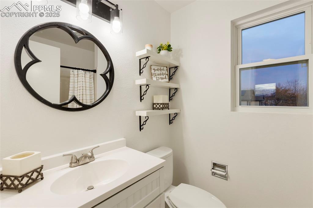 Image 18 of 39: Bathroom