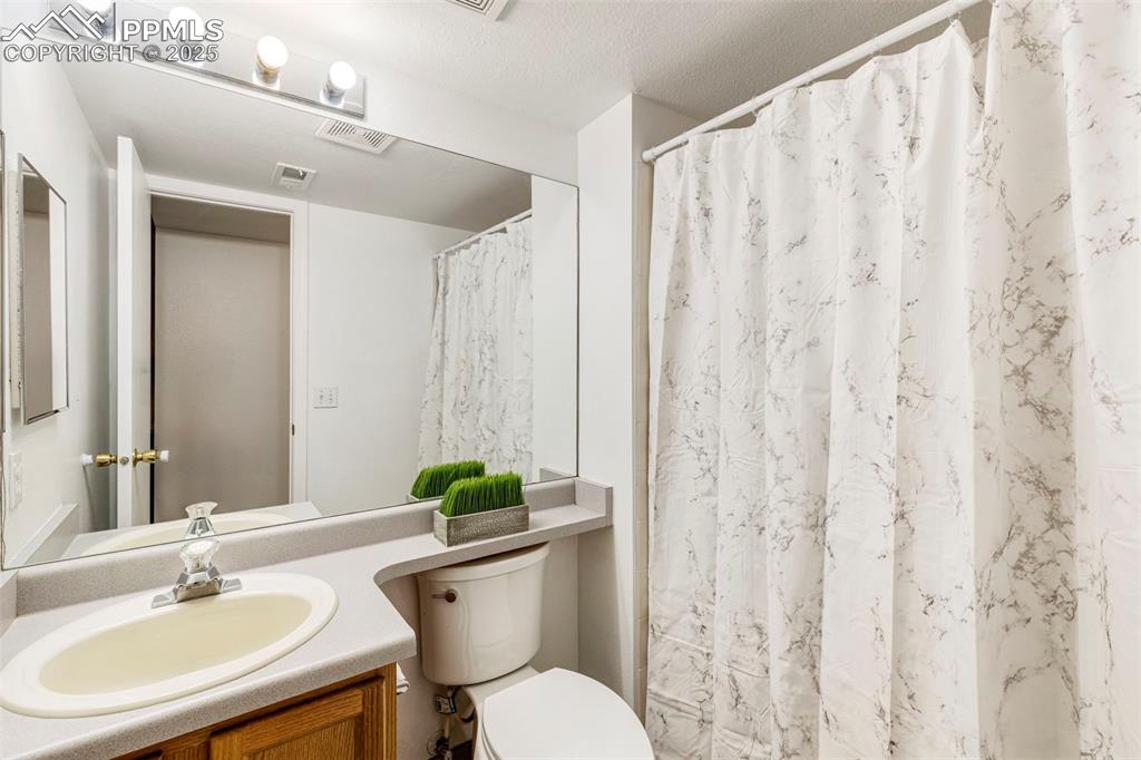 Image 24 of 39: Bathroom