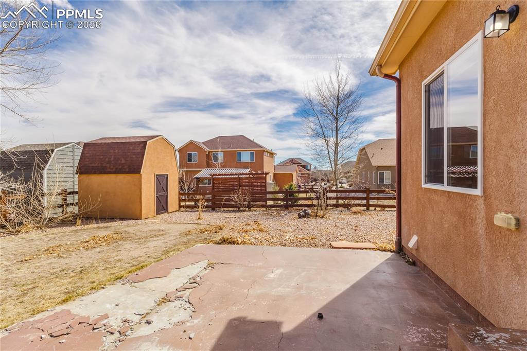 Image 27 of 37: Yard