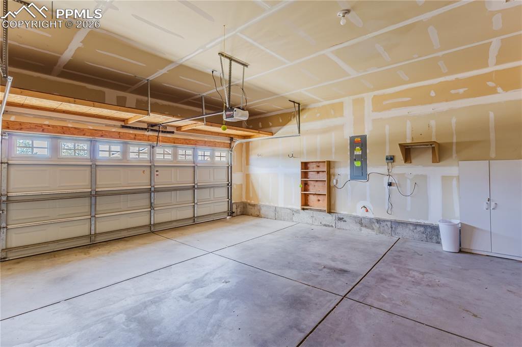 Image 33 of 37: Garage