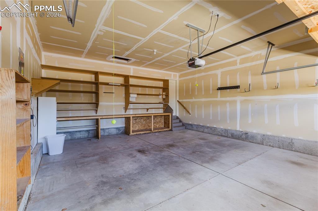 Image 34 of 37: Garage