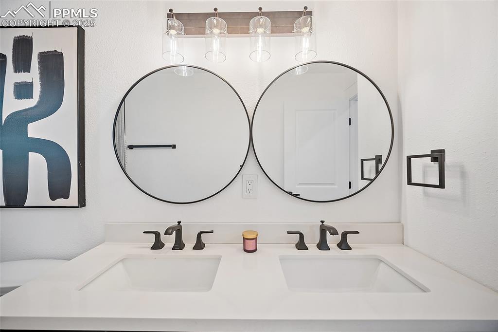 Image 10 of 40: Bathroom