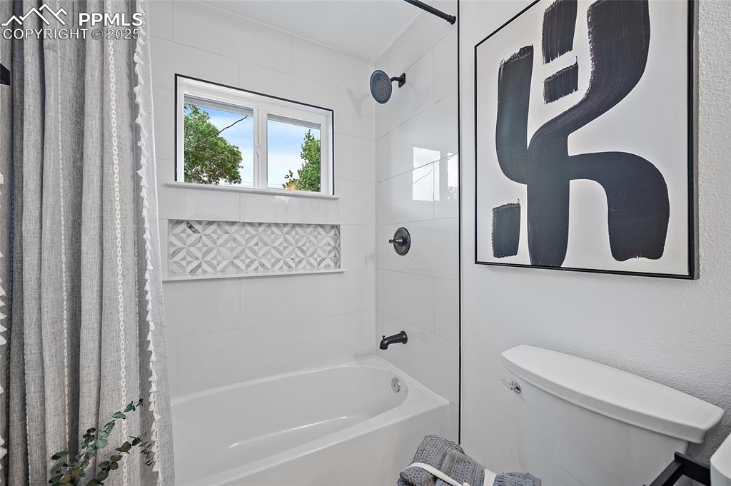 Image 11 of 40: Bathroom