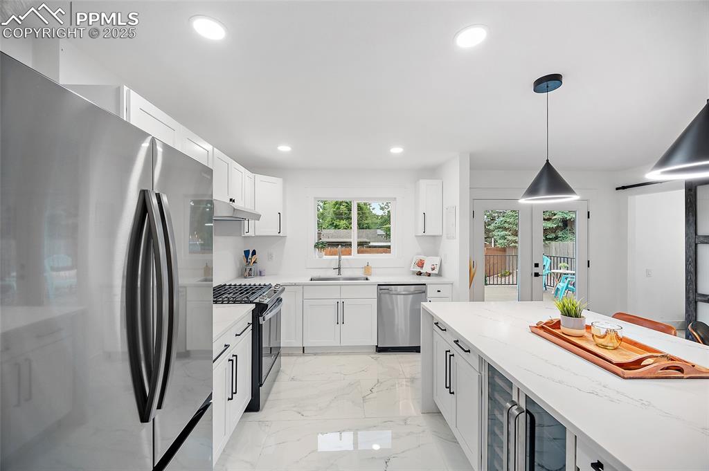 Image 15 of 40: Kitchen