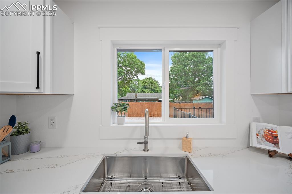 Image 16 of 40: Kitchen