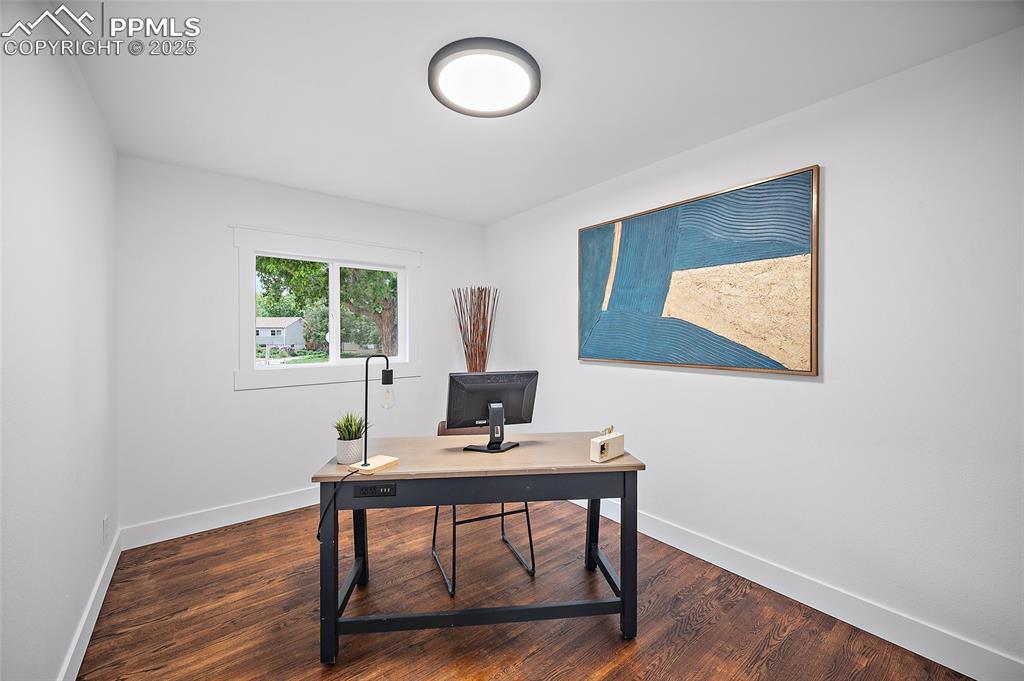 Image 21 of 40: Bedroom