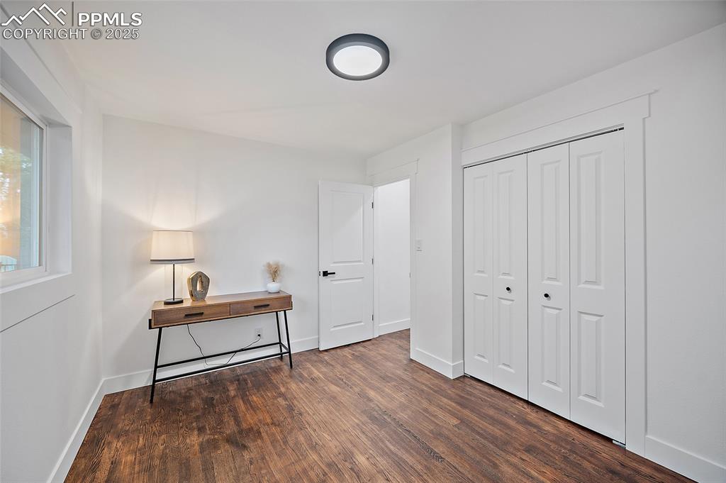 Image 23 of 40: Bedroom