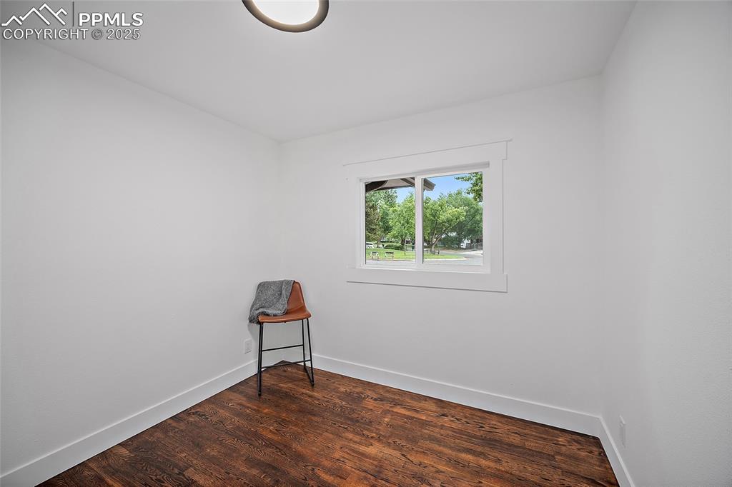 Image 25 of 40: Bedroom