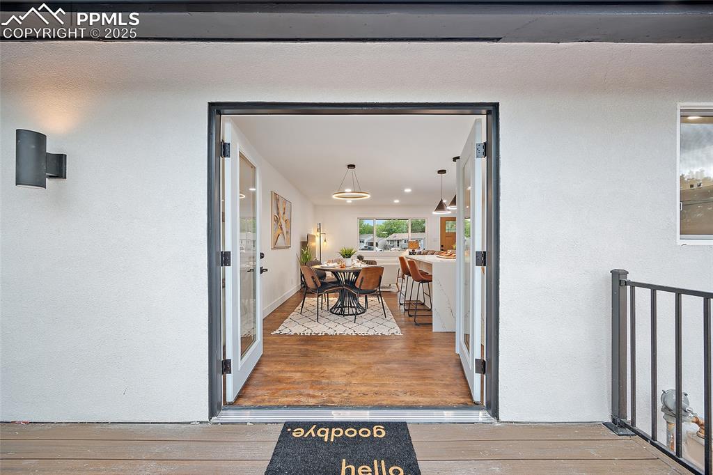 Image 27 of 40: Entry