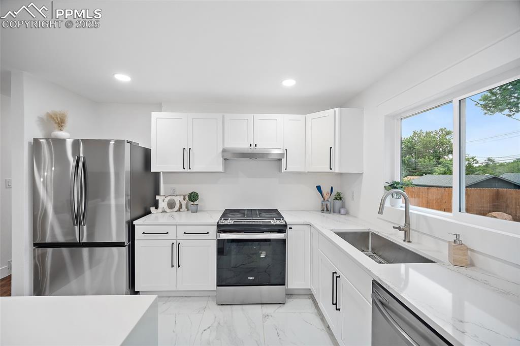 Image 4 of 40: Kitchen