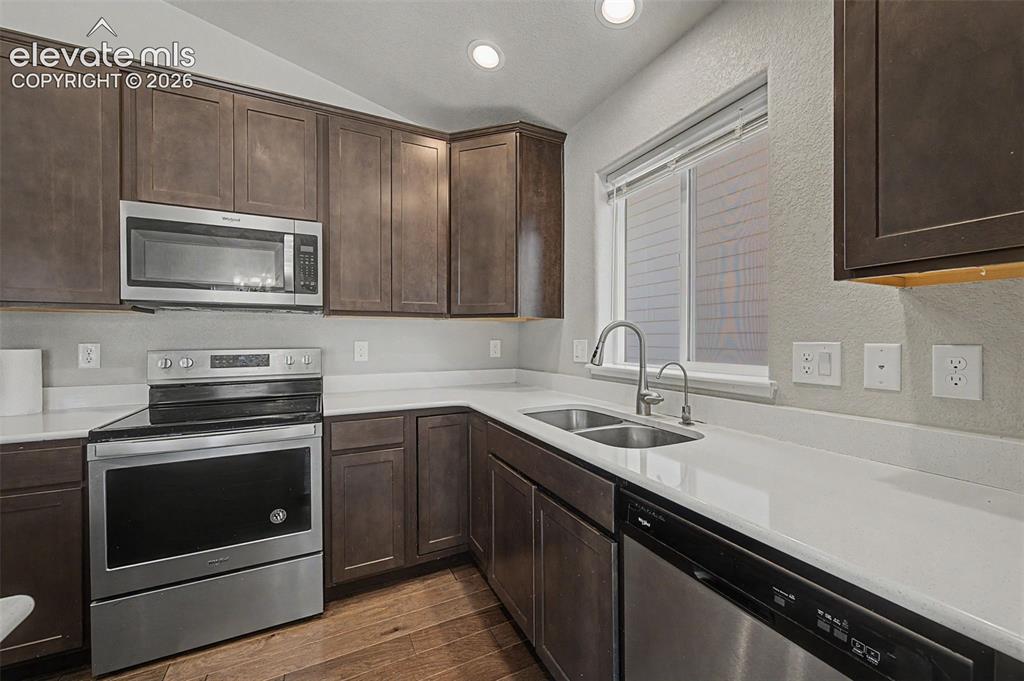 Image 14 of 44: Kitchen