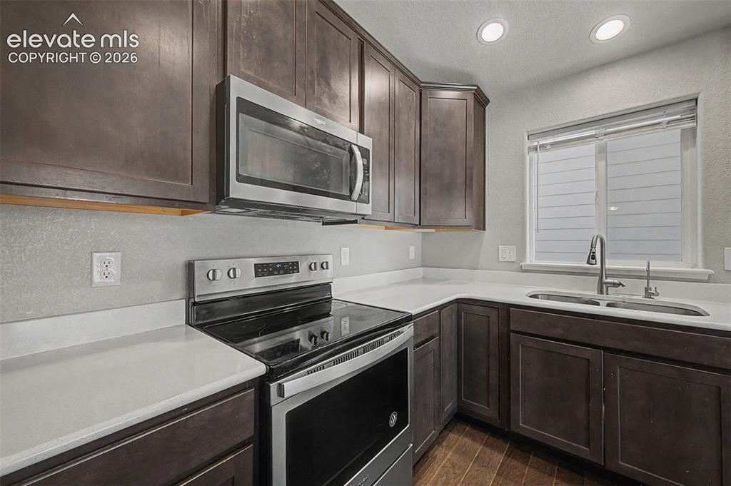Image 18 of 44: Kitchen