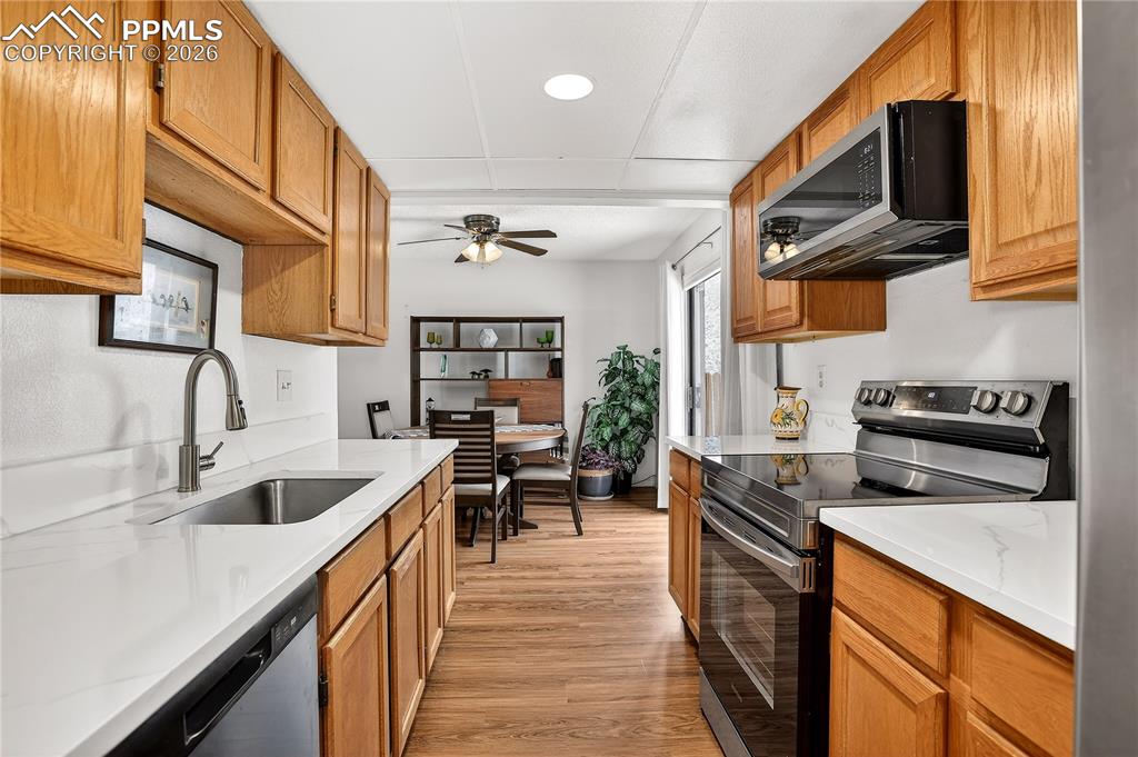 Image 10 of 25: Beautiful quartz counters