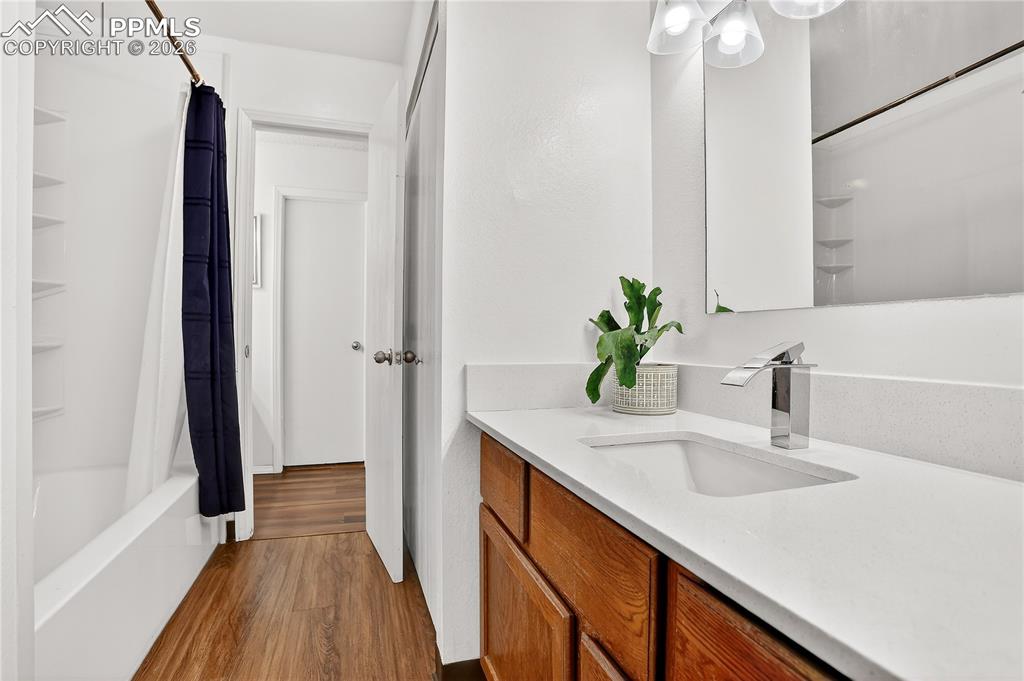 Image 17 of 25: Full Jack-and-Jill bath - upper level