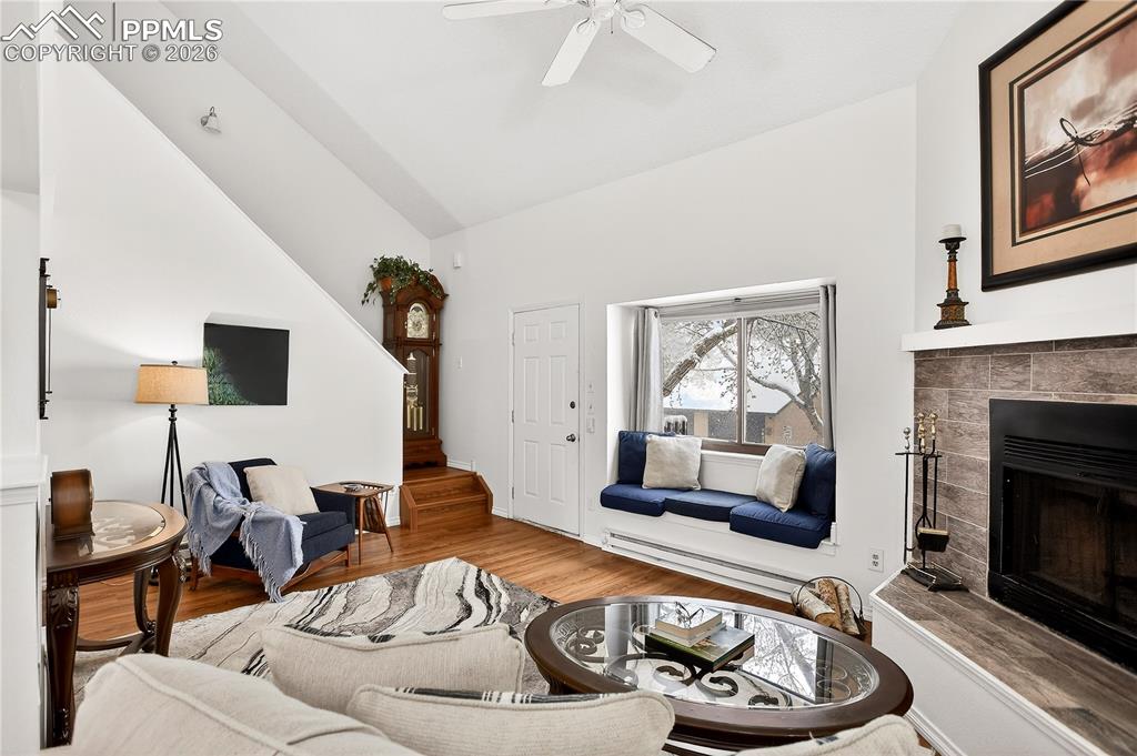 Image 4 of 25: Cozy window seat