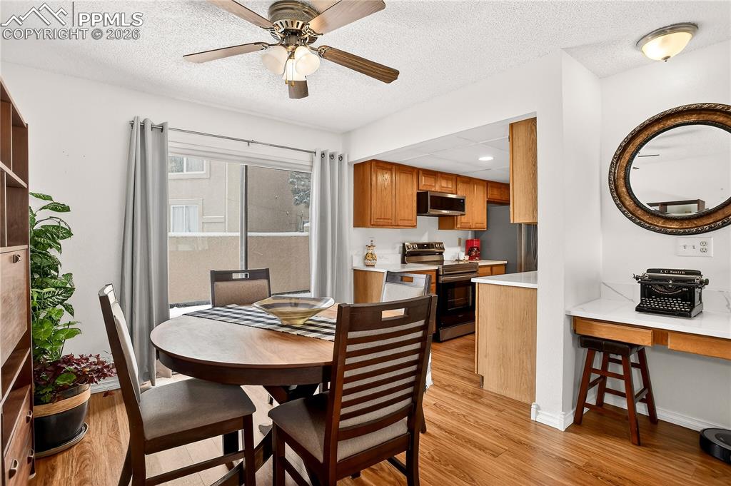 Image 7 of 25: Walk-out dining area