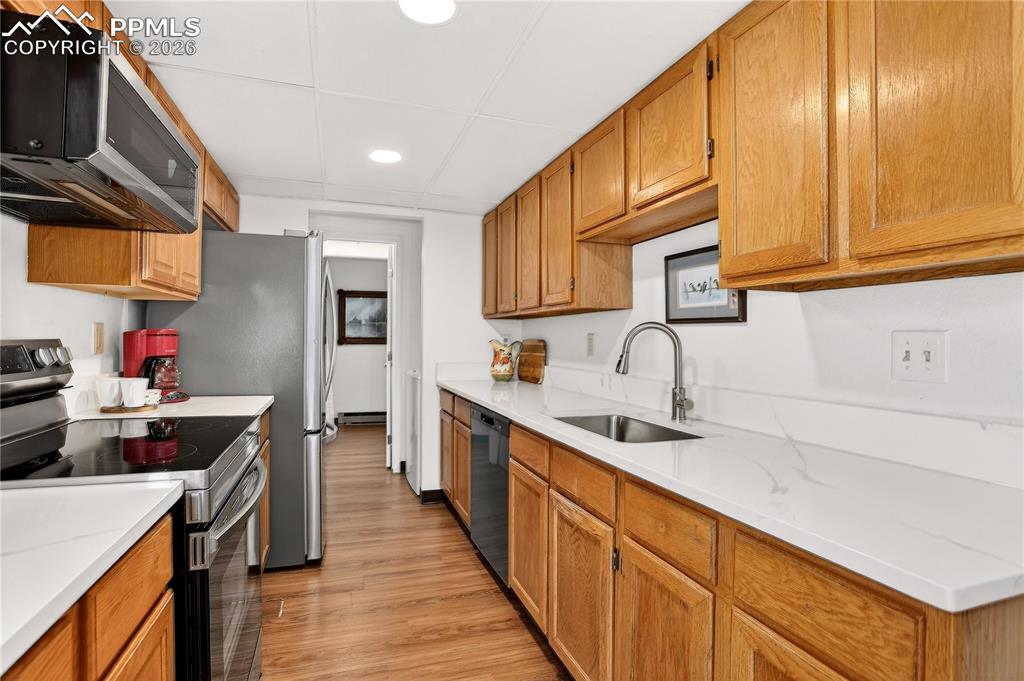 Image 8 of 25: New sink & can lighting