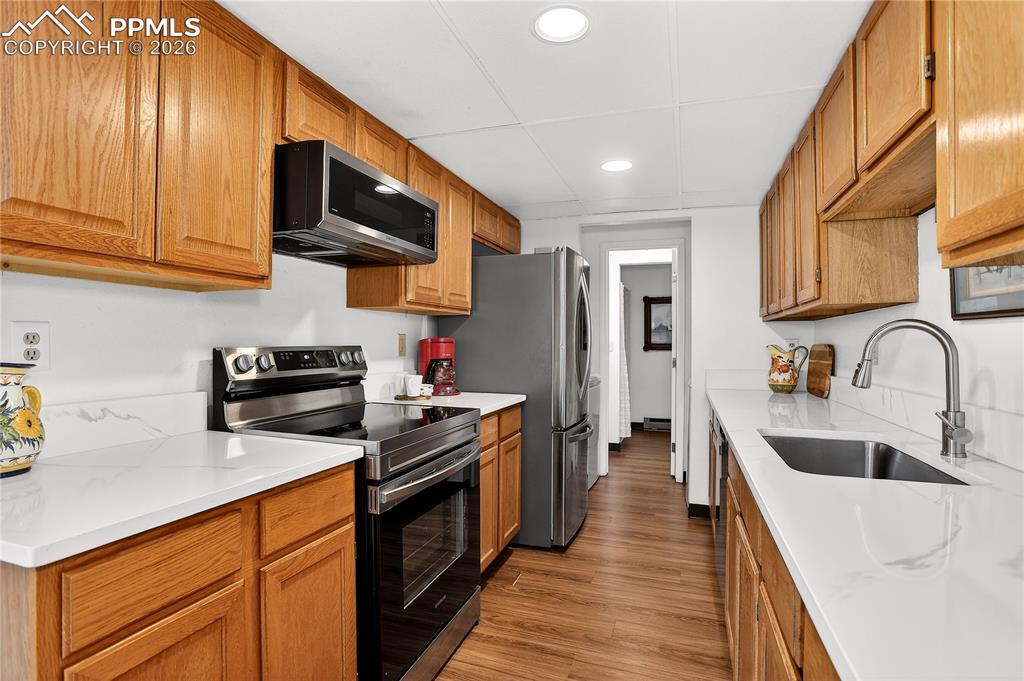 Image 9 of 25: Stainless Steel appliances