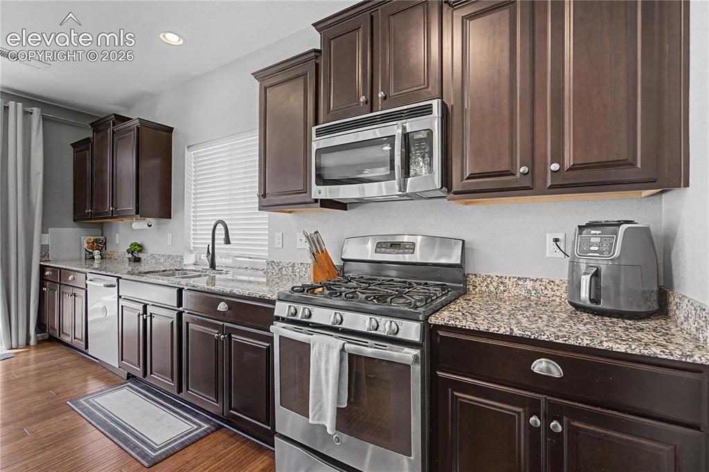 Image 12 of 40: Granite Counters w/Gas Stove!