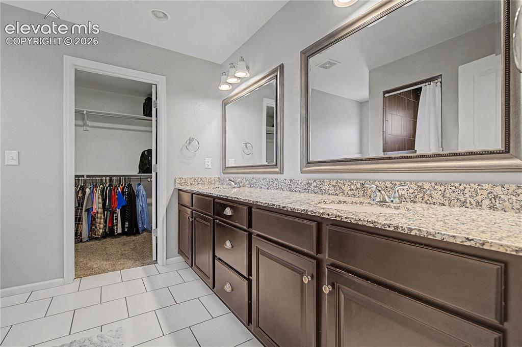 Image 18 of 40: Double Vanity w/Granite Counter!