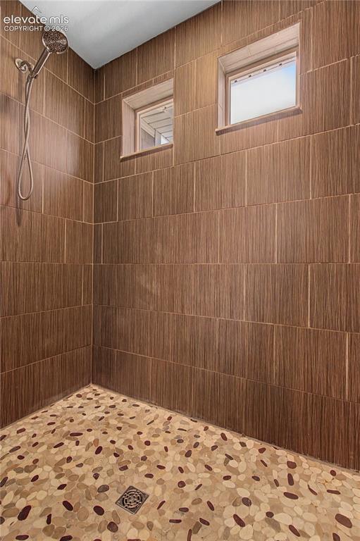 Image 20 of 40: Walk-in Shower w/Flat Pebble Floor