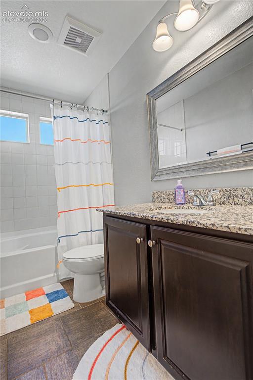Image 25 of 40: Hall Full Bath w/Granite Counter