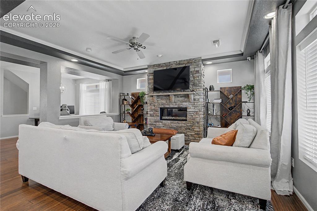 Image 7 of 40: View of Living Room

Area!