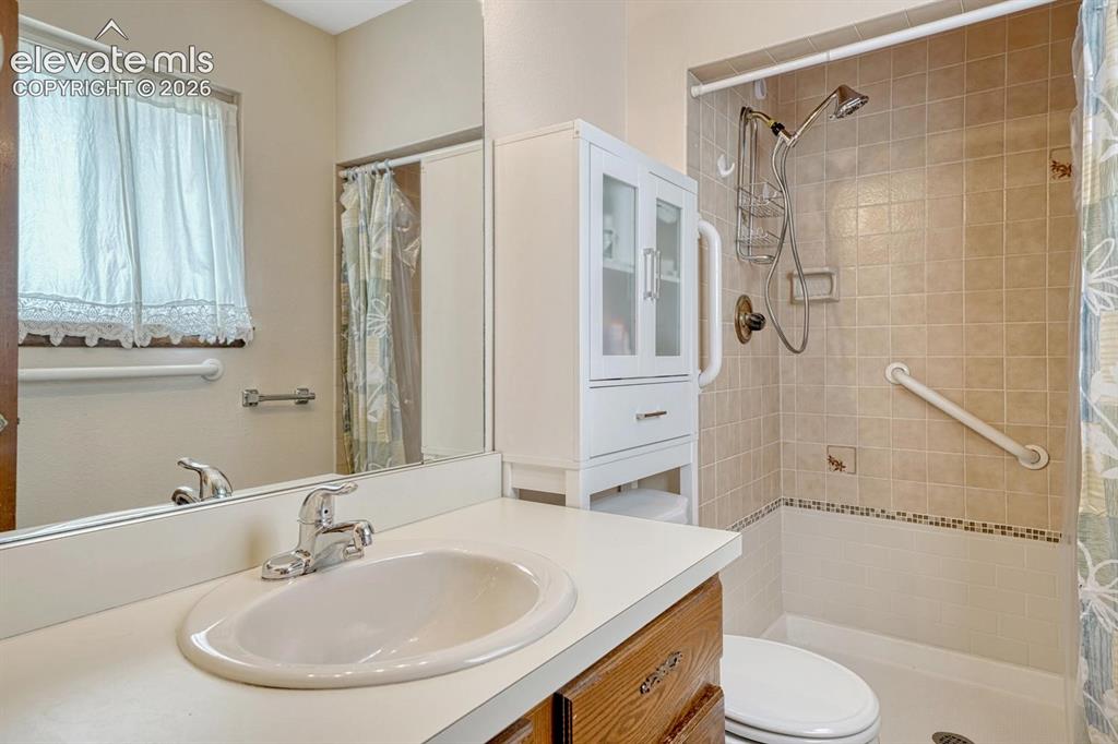 Image 16 of 48: Bathroom