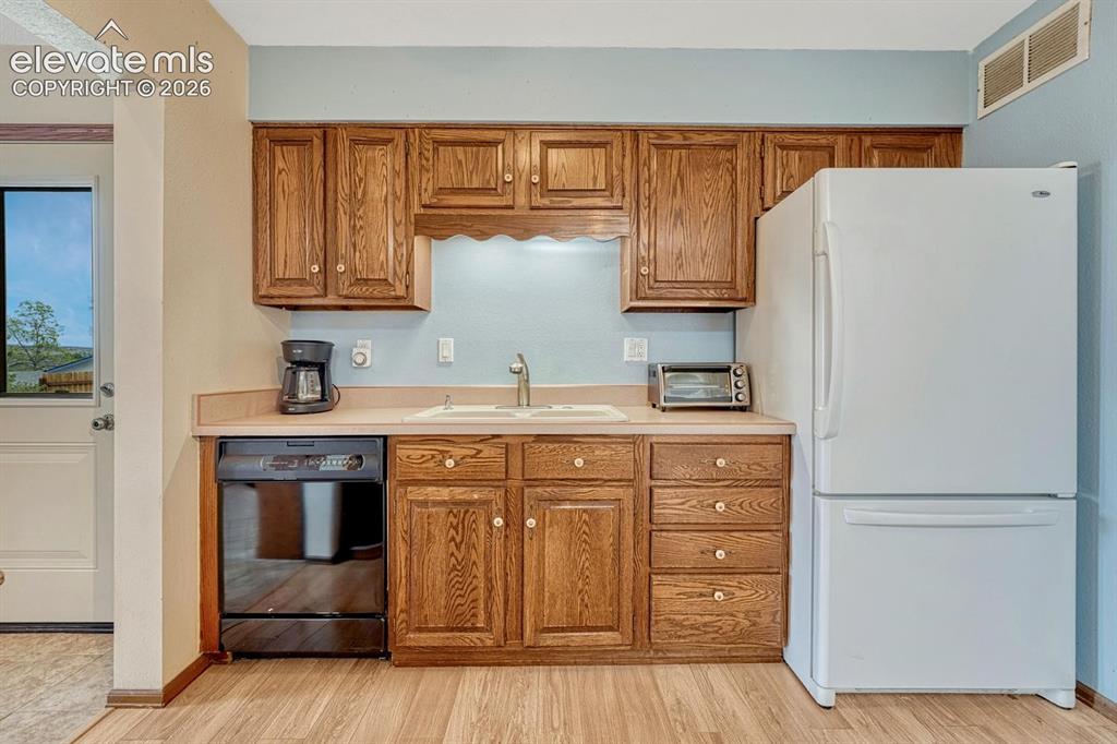 Image 29 of 48: Kitchen