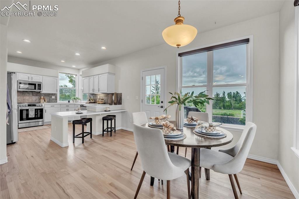 Image 12 of 45: Dining Area