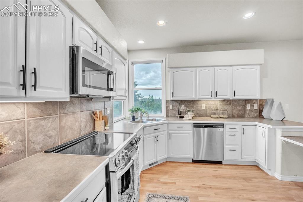 Image 15 of 45: Kitchen